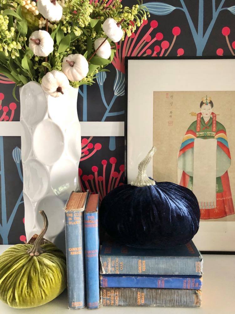 13 Ways to Decorate Your Bookshelves for Fall