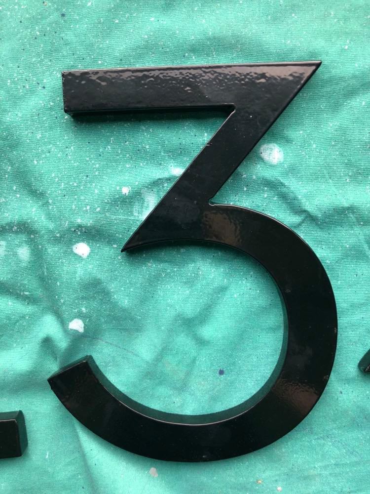Metal house numbers can be spray painted.
