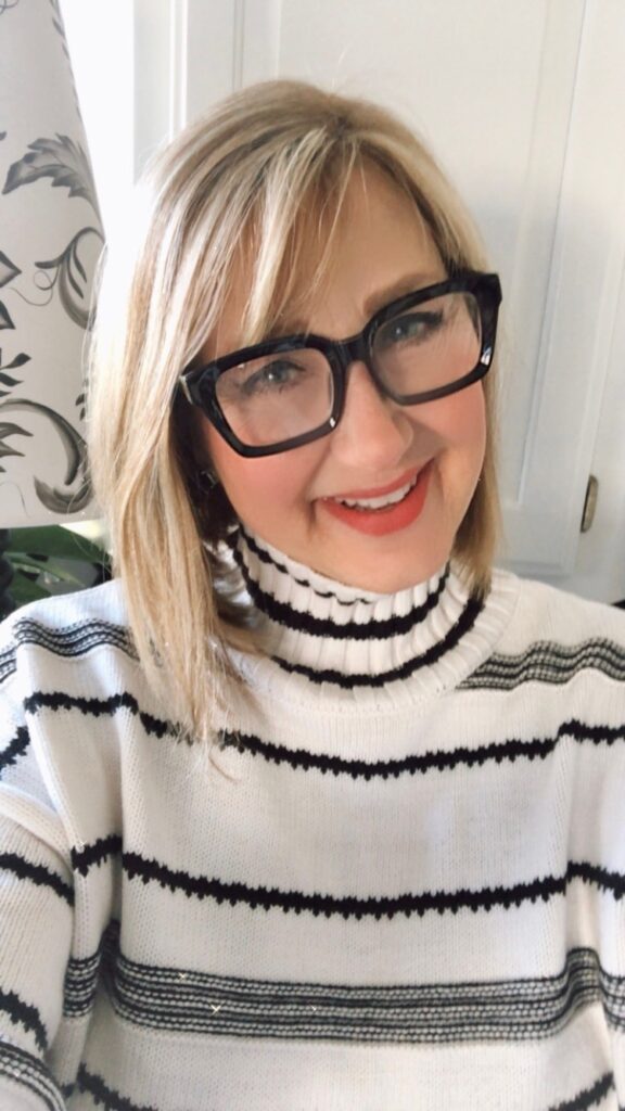 Another way in knowing how to wear a turtleneck is by wearing a sweater with the turtleneck integrated in . This is a white turtleneck sweater with black horizontal stripes.