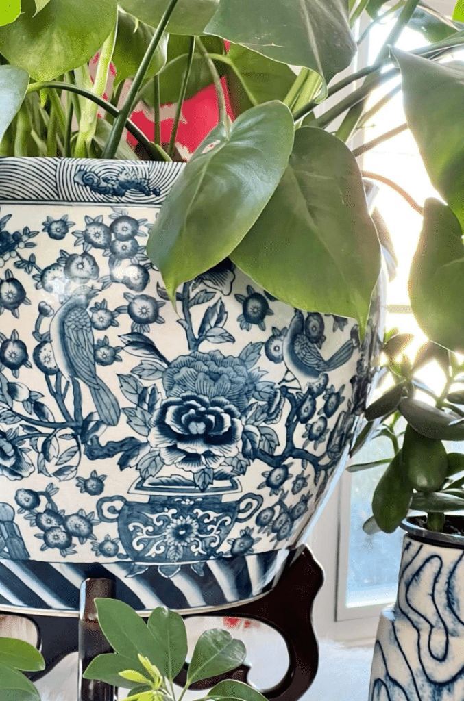 Blue chinoiserie pot.