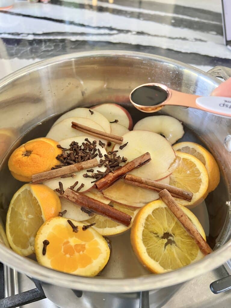 kitchen fall decor ideas: A simmer pot full of apples, oranges, cinnamon sticks, and cloves.