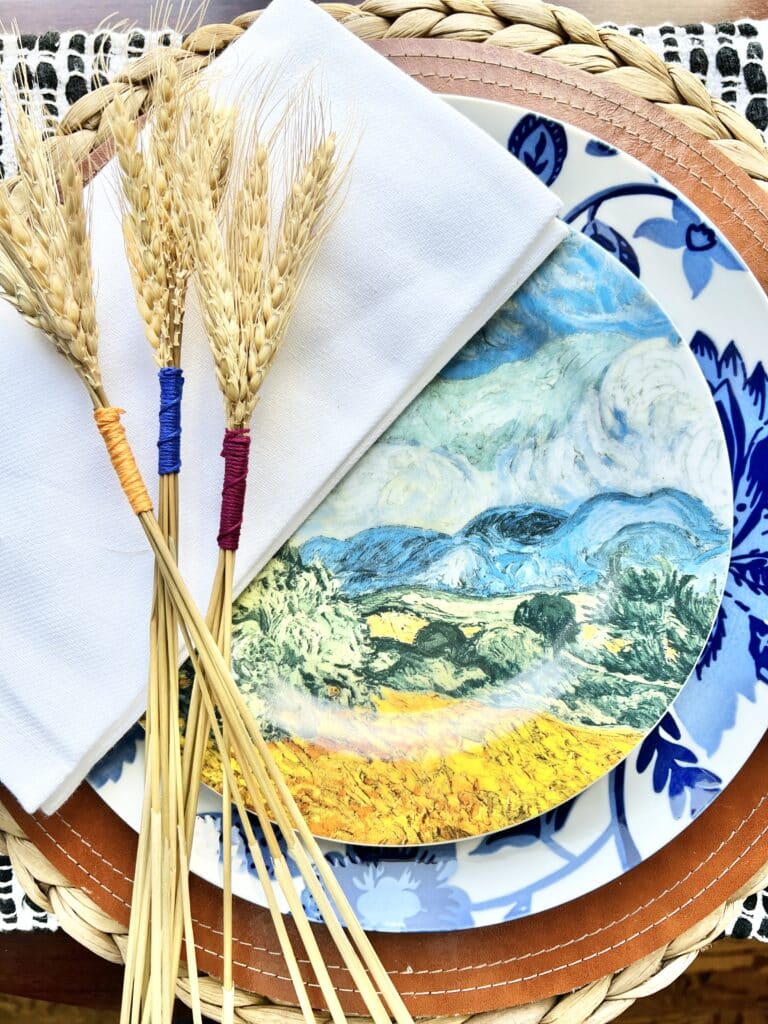 These wrapped wheat bundles sitting on a dinner plate are an easy Turkey Day wheat decoration. 