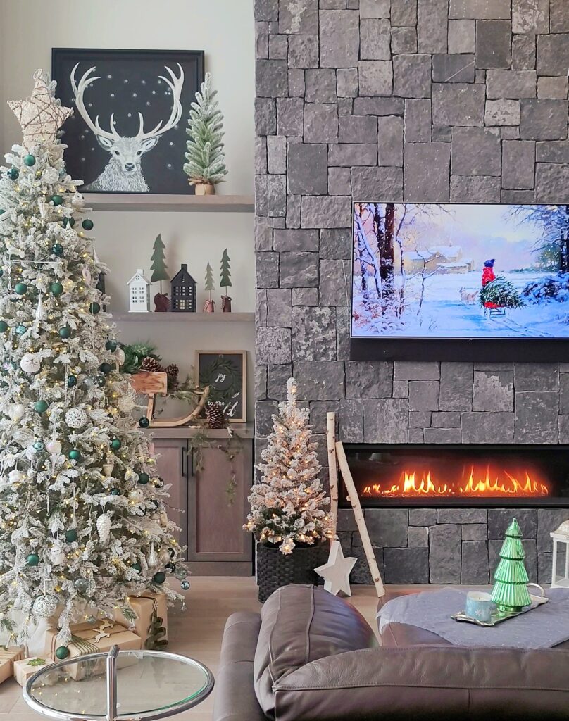 A Christmas Home Tour with Sweet Valley Acres starting with this living room scene.