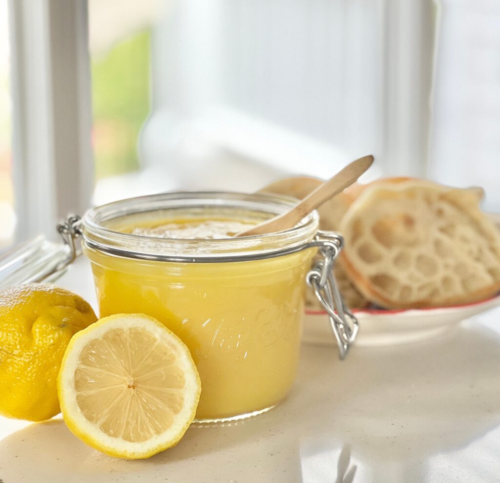 how to decorate a kitchen island - Displayed breakfast food as a kitchen island decor idea.