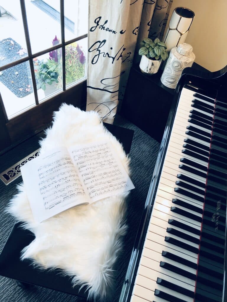 piano decorating ideas: a piano bench covered with a faux fur rug
