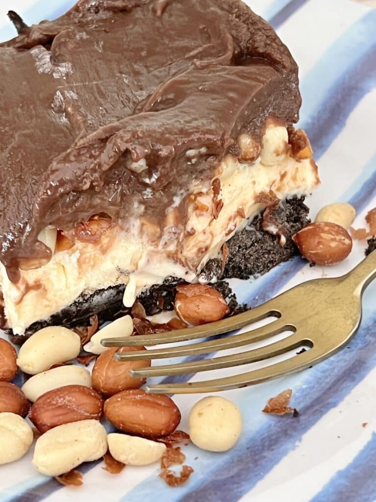 A Buster Bar recipe that includes layers of chocolate cookies, ice cream, and a chocolate fudge sauce.