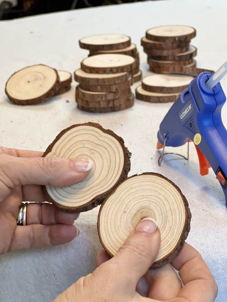 DIY orchid planter ideas: Gluing two wood slices together.