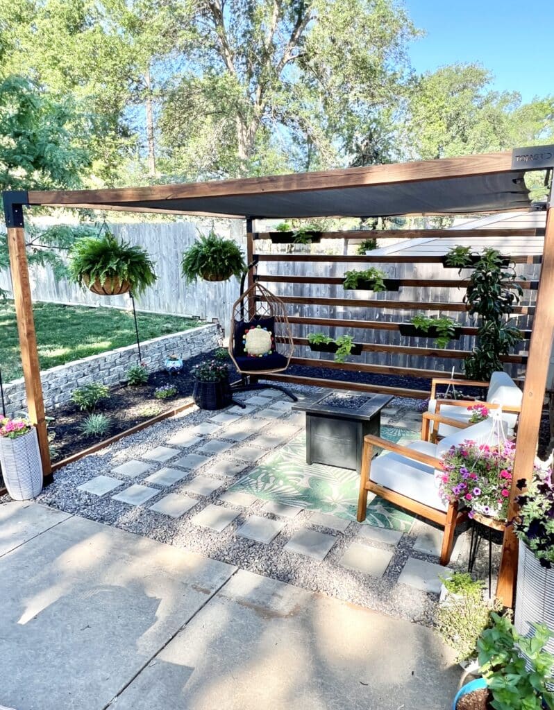 Toja Grid DIY pergola kit in the daylight.