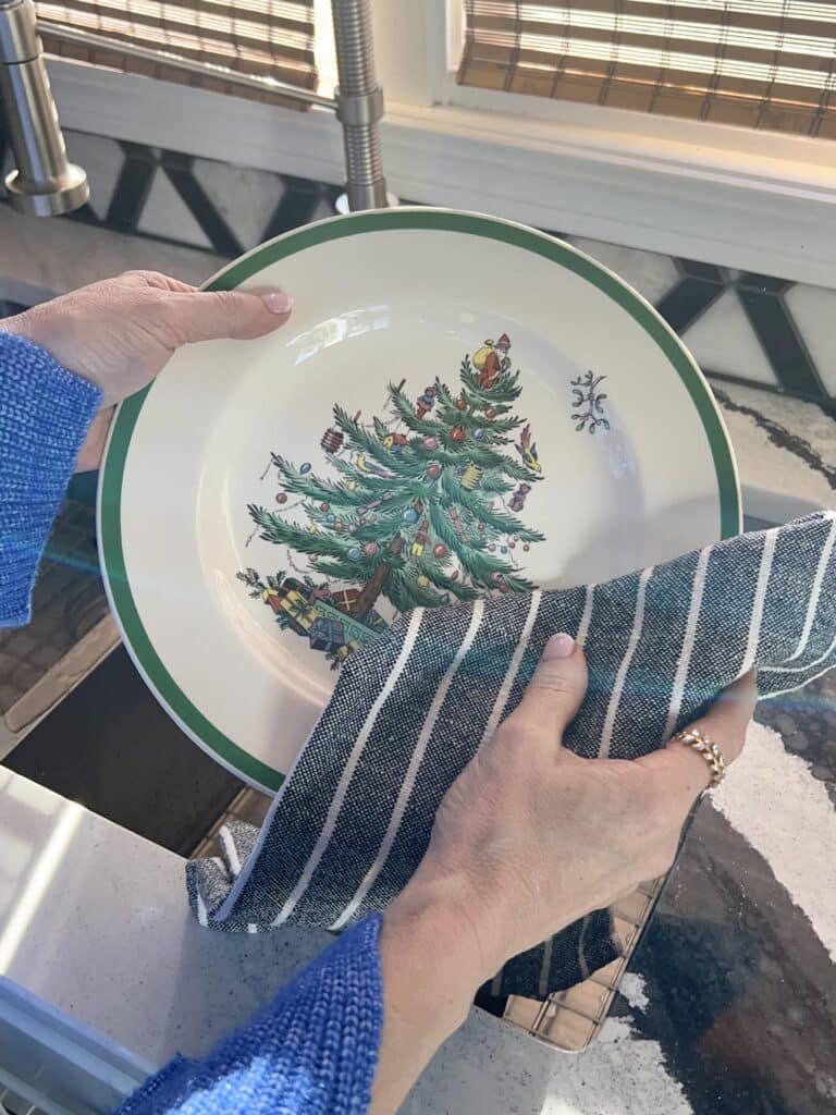 Can you put Spode Christmas tree dishes in the dishwasher? Drying a freshly washed Spode dinner plate with a dry cotton tea towel.