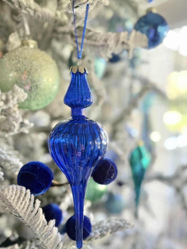 Stylish Decorating Ideas for a Flocked Christmas Tree