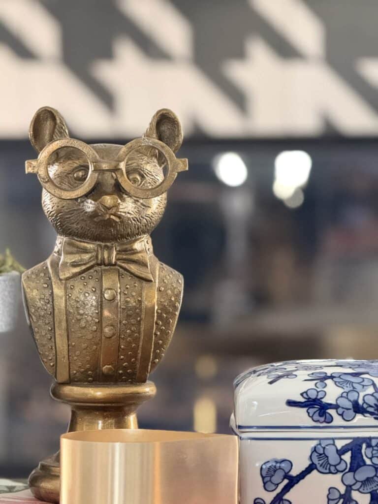 A brass mouse with glasses.
